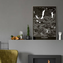 Lade das Bild in den Galerie-Viewer, Salzkammergut Dark Poster - Minimal - Vorschau in einem eleganten Zimmer mit Kamin und grauer Wandfarbe
