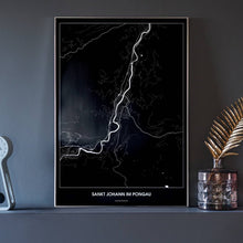 Lade das Bild in den Galerie-Viewer, Sankt Johann im Pongau Dark Poster - Minimal - Vorschau neben Dekoartikeln vor dunkelgrauer Wand
