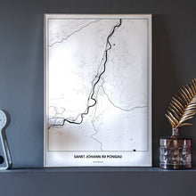 Lade das Bild in den Galerie-Viewer, Sankt Johann im Pongau Light Poster - Minimal - Vorschau neben Dekoartikeln vor dunkelgrauer Wand
