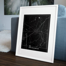 Lade das Bild in den Galerie-Viewer, Sankt Veit an der Glan Dark Poster - Minimal - Vorschau in einem Wohnzimmer am Boden aufgestellt und auf der Couch angelehnt

