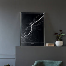 Lade das Bild in den Galerie-Viewer, Schwaz Dark Poster - Minimal - Vorschau in einem eleganten Zimmer mit Sessel und grauer Wand
