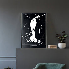 Lade das Bild in den Galerie-Viewer, Schweriner See Dark Poster - Minimal - Vorschau in einem eleganten Zimmer mit Sessel und grauer Wand

