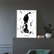 Lade das Bild in den Galerie-Viewer, Schweriner See Light Poster - Minimal - Vorschau in einem eleganten Zimmer mit Sessel und grauer Wand
