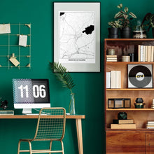Lade das Bild in den Galerie-Viewer, Seekirchen am Wallersee Light Poster - Minimal - Vorschau über Schreibtisch in einem Zimmer mit grüner Wand und Holzmöbel
