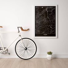 Lade das Bild in den Galerie-Viewer, Solingen Dark Poster - Minimal - Vorschau in einem hellen Zimmer mit Fahrrad an Wand angelehnt

