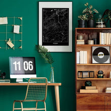 Lade das Bild in den Galerie-Viewer, Solingen Dark Poster - Minimal - Vorschau über Schreibtisch in einem Zimmer mit grüner Wand und Holzmöbel
