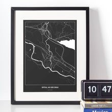 Lade das Bild in den Galerie-Viewer, Spittal an der Drau Dark Poster - Minimal - Vorschau vor weißer Wand zusammen mit Dekoartikeln
