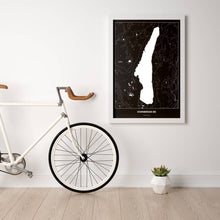 Lade das Bild in den Galerie-Viewer, Starnberger See Dark Poster - Minimal - Vorschau in einem hellen Zimmer mit Fahrrad an Wand angelehnt
