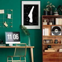 Lade das Bild in den Galerie-Viewer, Starnberger See Dark Poster - Minimal - Vorschau über Schreibtisch in einem Zimmer mit grüner Wand und Holzmöbel

