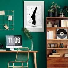 Lade das Bild in den Galerie-Viewer, Starnberger See Light Poster - Minimal - Vorschau über Schreibtisch in einem Zimmer mit grüner Wand und Holzmöbel
