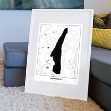 Lade das Bild in den Galerie-Viewer, Starnberger See Light Poster - Minimal - Vorschau am Boden auf Couch angelehnt in einem Wohnzimmer
