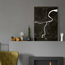 Lade das Bild in den Galerie-Viewer, Steyr Dark Poster - Minimal - Vorschau in einem eleganten Zimmer mit Kamin und grauer Wandfarbe
