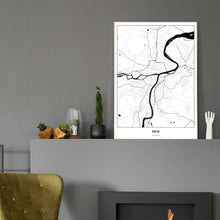 Lade das Bild in den Galerie-Viewer, Steyr Light Poster - Minimal - Vorschau in einem eleganten Zimmer mit Kamin und grauer Wandfarbe
