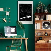 Lade das Bild in den Galerie-Viewer, Stockerau Dark Poster - Minimal - Vorschau über Schreibtisch in einem Zimmer mit grüner Wand und Holzmöbel
