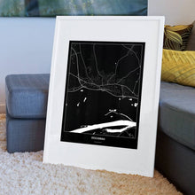 Lade das Bild in den Galerie-Viewer, Stockerau Dark Poster - Minimal - Vorschau am Boden auf Couch angelehnt in einem Wohnzimmer
