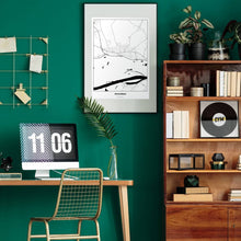 Lade das Bild in den Galerie-Viewer, Stockerau Light Poster - Minimal - Vorschau über Schreibtisch in einem Zimmer mit grüner Wand und Holzmöbel
