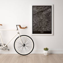 Lade das Bild in den Galerie-Viewer, Stuhleck Dark Poster - Minimal - Vorschau in einem hellen Zimmer mit Fahrrad an Wand angelehnt
