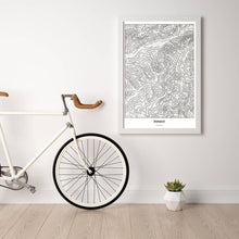 Lade das Bild in den Galerie-Viewer, Stuhleck Light Poster - Minimal - Vorschau in einem hellen Zimmer mit Fahrrad an Wand angelehnt
