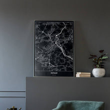Lade das Bild in den Galerie-Viewer, Stuttgart Dark Poster - Minimal - Vorschau in einem eleganten Zimmer mit Sessel und grauer Wand
