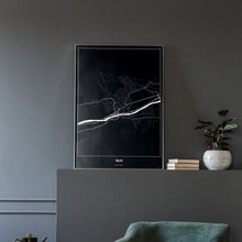 Lade das Bild in den Galerie-Viewer, Telfs Dark Poster - Minimal - Vorschau in einem eleganten Zimmer mit Sessel und grauer Wand
