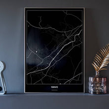 Lade das Bild in den Galerie-Viewer, Ternitz Dark Poster - Minimal - Vorschau neben Dekoartikeln vor dunkelgrauer Wand
