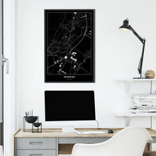 Lade das Bild in den Galerie-Viewer, Traiskirchen Dark Poster - Minimal - Vorschau über Schreibtisch vor einer weißen Wand
