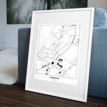 Lade das Bild in den Galerie-Viewer, Traiskirchen Light Poster - Minimal - Vorschau in einem Wohnzimmer am Boden aufgestellt und auf der Couch angelehnt

