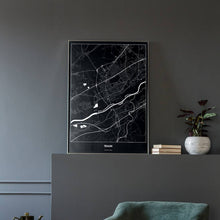 Lade das Bild in den Galerie-Viewer, Traun Dark Poster - Minimal - Vorschau in einem eleganten Zimmer mit Sessel und grauer Wand
