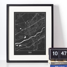 Lade das Bild in den Galerie-Viewer, Traun Dark Poster - Minimal - Vorschau vor weißer Wand zusammen mit Dekoartikeln
