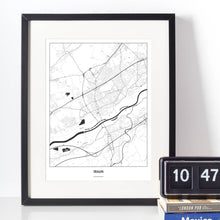 Lade das Bild in den Galerie-Viewer, Traun Light Poster - Minimal - Vorschau vor weißer Wand zusammen mit Dekoartikeln

