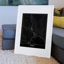 Lade das Bild in den Galerie-Viewer, Trofaiach Dark Poster - Minimal - Vorschau am Boden auf Couch angelehnt in einem Wohnzimmer
