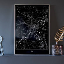 Lade das Bild in den Galerie-Viewer, Ulm Dark Poster - Minimal - Vorschau neben Dekoartikeln vor dunkelgrauer Wand
