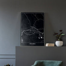 Lade das Bild in den Galerie-Viewer, Vöcklabruck Dark Poster - Minimal - Vorschau in einem eleganten Zimmer mit Sessel und grauer Wand
