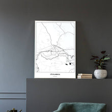 Lade das Bild in den Galerie-Viewer, Vöcklabruck Light Poster - Minimal - Vorschau in einem eleganten Zimmer mit Sessel und grauer Wand
