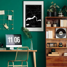 Lade das Bild in den Galerie-Viewer, Völkermarkt Dark Poster - Minimal - Vorschau über Schreibtisch in einem Zimmer mit grüner Wand und Holzmöbel
