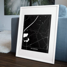Lade das Bild in den Galerie-Viewer, Wals-Siezenheim Dark Poster - Minimal - Vorschau in einem Wohnzimmer am Boden aufgestellt und auf der Couch angelehnt
