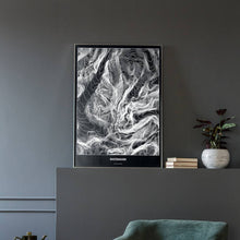 Lade das Bild in den Galerie-Viewer, Watzmann Dark Poster - Minimal - Vorschau in einem eleganten Zimmer mit Sessel und grauer Wand
