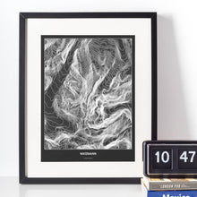 Lade das Bild in den Galerie-Viewer, Watzmann Dark Poster - Minimal - Vorschau vor weißer Wand zusammen mit Dekoartikeln
