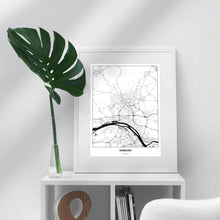 Lade das Bild in den Galerie-Viewer, Wiesbaden Light Poster - Minimal - Vorschau in einem hellen Zimmer auf Möbel positioniert
