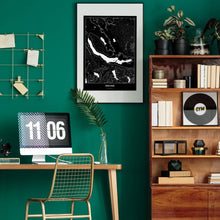 Lade das Bild in den Galerie-Viewer, Zürichsee Dark Poster - Minimal - Vorschau über Schreibtisch in einem Zimmer mit grüner Wand und Holzmöbel
