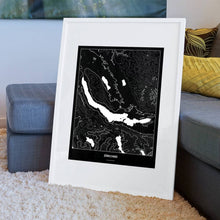 Lade das Bild in den Galerie-Viewer, Zürichsee Dark Poster - Minimal - Vorschau am Boden auf Couch angelehnt in einem Wohnzimmer
