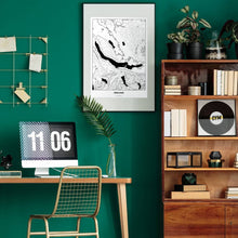 Lade das Bild in den Galerie-Viewer, Zürichsee Light Poster - Minimal - Vorschau über Schreibtisch in einem Zimmer mit grüner Wand und Holzmöbel
