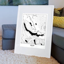 Lade das Bild in den Galerie-Viewer, Zürichsee Light Poster - Minimal - Vorschau am Boden auf Couch angelehnt in einem Wohnzimmer
