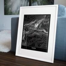 Lade das Bild in den Galerie-Viewer, Zugspitze Dark Poster - Minimal - Vorschau in einem Wohnzimmer am Boden aufgestellt und auf der Couch angelehnt
