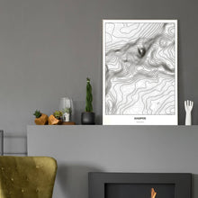 Lade das Bild in den Galerie-Viewer, Zugspitze Light Poster - Minimal - Vorschau in einem eleganten Zimmer mit Kamin und grauer Wandfarbe
