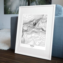 Lade das Bild in den Galerie-Viewer, Zugspitze Light Poster - Minimal - Vorschau in einem Wohnzimmer am Boden aufgestellt und auf der Couch angelehnt
